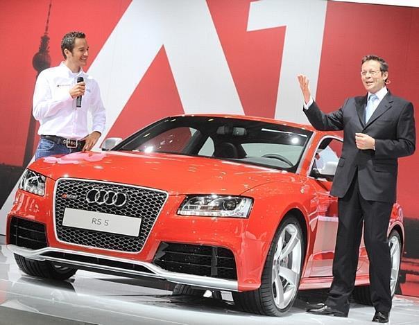 Michael-Julius Renz (r.) enthüllte auf der AMI in Leipzig im Beisein von Werksfahrer und Markenbotschafter Timo Scheider den RS 5. Foto: unitedpictures/auto-reporter.net